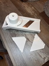 GSD  Universal-Gemüsehobel aus Kunststoff, mit 3 Einsätzen,  Megascharfes Messer