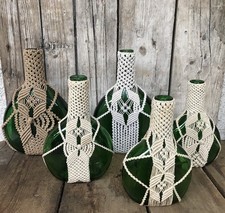 70er alt 5x True Vintage mit Makramee ummantelte grüne Flaschen Glas