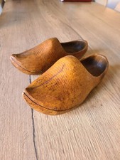 Paar alte Holzclogs aus dem