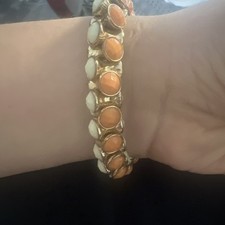 Schönes Korallenarmband – Handarbeit, creme & lachsfarben, elastisch