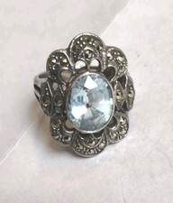 Alter Ring mit hellblauem