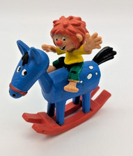 Pumuckl Figur auf blauem