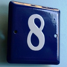 HAUSNUMMER 8 Antikes