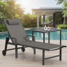 Sonnenliege und Gartentisch