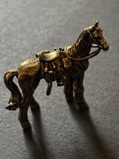 Pferd mit Sattel aus