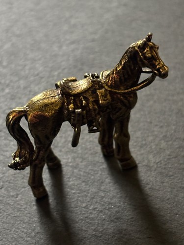 Pferd mit sattel aus - sattel,
