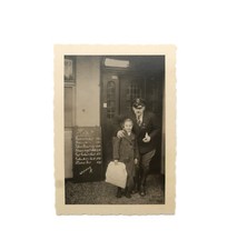 Foto - Soldat - Ohne Uniform - Stahlhelm - Schirmmütze - Abzeichen 2. Weltkrieg