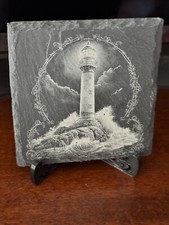 Schiefer Untersetzer mit lasergraviertem Leuchtturmbild