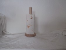 Küchenrollenhalter aus Buchenholz mit einer Küchenrolle