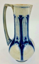 Peter Behrens für Simon Peter Gerz. Kanne Blau bemalt. Salzbrand