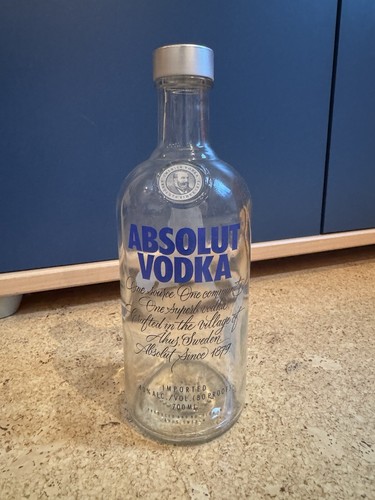 Leere flasche absolut - flasche, wodka