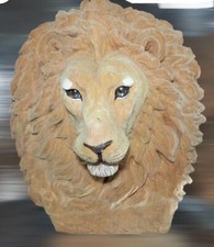 Selbstgefertigte Löwenköpfe