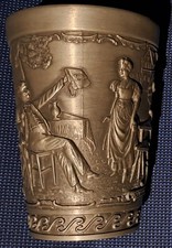 Zinnbecher mit Trinkspruch und Weinszene