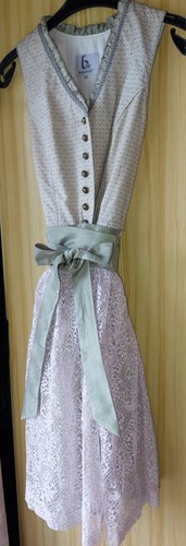 Dirndl 42 von - gr., bergweiss