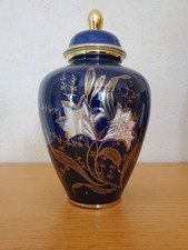 Deckelvase in Kobaltblau mit floralen Motiven und Goldapplikationen