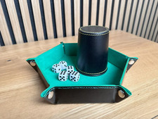 Würfelbrett mit Würfelbecher