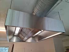 Gastro Abluftanlage mit Insel-Dunstabzugshaube und Lüftungseinheit