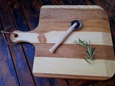 Holz Pizzabrett mit Teigrädchen ,Pizzabrett mit Abschrägung , Pizza Servierbrett