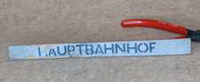 Spielzeug antik - Bahnhofsschild Hauptbahnhof Ersatzteil Pflugbeil Seiffen