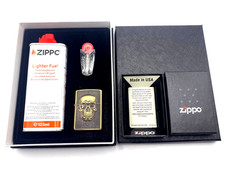 ZIPPO Embossed Skull Totenkopf Plakette Messing Geschenkset Feuerzeug - 2008094