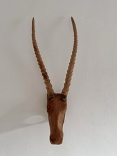 Wunderschöne Antilopen-Skulptur aus Massivholz – Handgeschnitzt – Wanddeko
