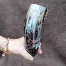 Trinkhorn, graviert mit einem "Helm des Terrors"