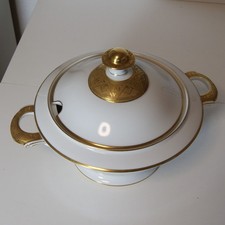 riesige alte Terrine mit