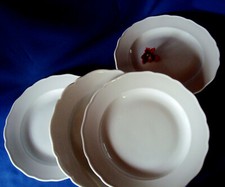 4 alte weiße Teller Ø 25,2