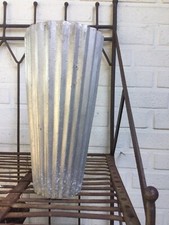 Größere, gußeiserne Vase mit Längsrillen