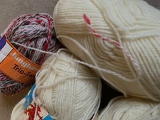 ca  200 gr Wollreste Strickgarn, Wolle, Sportgarn, eierschalen und rot meliert