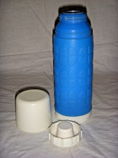 alte Thermoskanne Kaffeekanne Isolierkanne in BLAU DDR Plaste 70iger Jahre 200ml