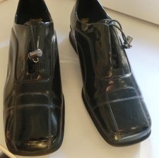 Schwarzer Lack-Halbschuh mit