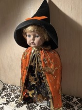 Süße Hexe Vintage Porzellanpuppe Halloween Deko mit Puppenständer
