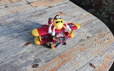 M u.M Spender als Flugzeug mit zwei Figuren aufgefüllt mit frischen Smarties