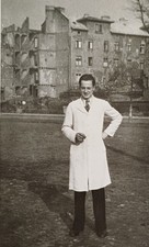 Junger Arzt im Kittel Mann