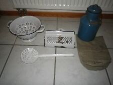 Altes Emallie Konvolut Hängekorb Zwiebelkorb, Milchkanne blau, Sieb Siebkelle