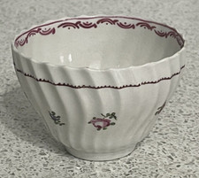 ANTIKE 18. JH. NEU HALL PORZELLAN SPIRALE GERIFFELTE TEESCHALE WINZIGE BLUMEN CHIP SWAG