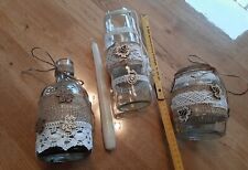 Tisch Deko, Gläser, Kerzenständer, m. Juteband u. Spitze verziert. Landhausstil.