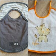 2 Stück HIPPO / I'COO Baby Kinder Kleinkind Lätzchen Spucktuch grau, weiß/orange