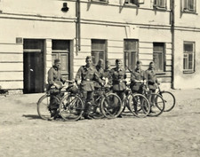 Org.Foto, Wehrmacht Soldaten mit Fahrrad in Kursk / Rußland, 1942