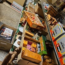 Riesiges Konvolut DDR Puppenstuben-Möbel, -geschirr, Haushaltdinge, Puppen etc 