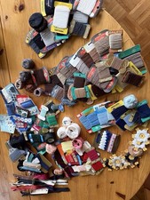 Konvolut Aus Omas Nähkorb Stopfgarn, Reißverschluss, Bänder, Litze, Knöpfe