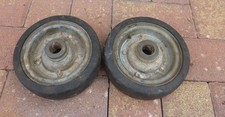 2 altes Eisenrad Rolle