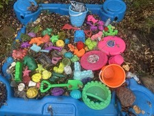 Sandspielzeug-Set bunt – Eimer, Förmchen, Schaufeln, Sieb & mehr