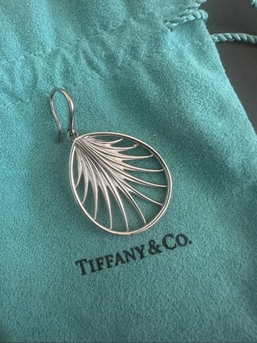 Ein ohrring von tiffany aus - ein,