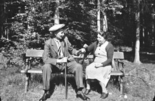 Foto-Negativ, auf einer Pinkeltour, mit älterer Dame a.d.Bank, 1938; 5026-438/4