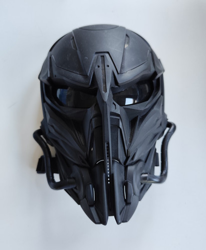 Futuristischer schwarzer helm - schwarzer,