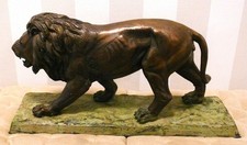 Bronze Löwe Skulptur 50 cm breit, 10 kg  schwer und erhaben auf einer Plinthe
