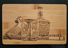 Frühstück/Schneidebrettchen mit Lasergravur Jack Daniels,Waffe, Glas und Munitio