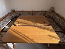 U-Eckbank mit Tisch und 2
